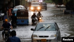 کراچی میں بارش سے نظامِ زندگی مفلوج