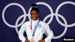 ARCHIVO - Simone Biles posa para las fotografías después de ganar la medalla de bronce en viga durante los Juegos Olímpicos de Verano de Tokio 2020 en el Centro de Gimnasia Ariake. 