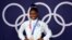 ARCHIVO - Simone Biles posa para las fotografías después de ganar la medalla de bronce en viga durante los Juegos Olímpicos de Verano de Tokio 2020 en el Centro de Gimnasia Ariake. 