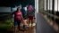 Una mujer y su hija caminan en un refugio temporal antes de la llegada de la tormenta tropical Bonnie en Bluefields, Nicaragua, el 1 de julio de 2022. (Foto de OSWALDO RIVAS / AFP)
