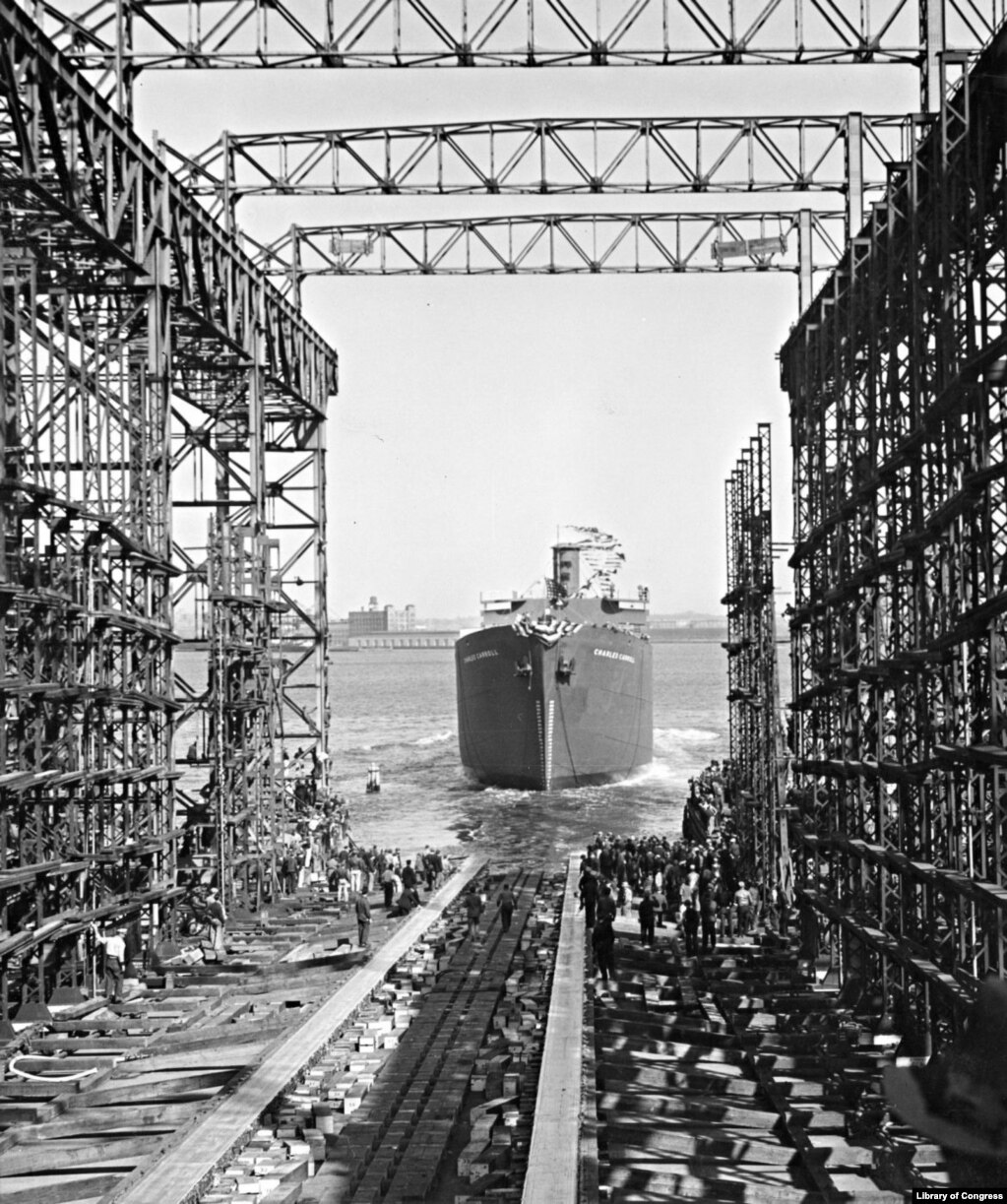 二战期间，巴尔的摩市伯利恒 - 费尔菲尔德造船厂的一艘自由轮下水。图片来源：国会图书馆。(photo:VOA)