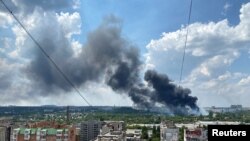 Asap tampak mengepul akibat serangan artileri di kota Donetsk, Ukraina, Selasa (5/7). 