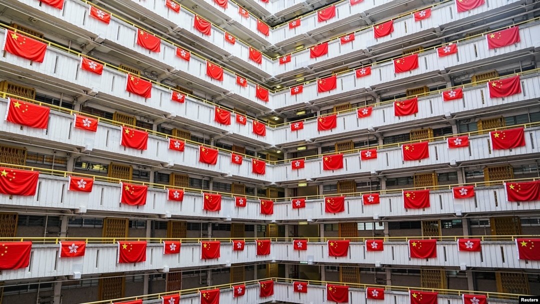 香港一座居民樓掛滿中國國旗和香港旗幟。（2022年6月26日）