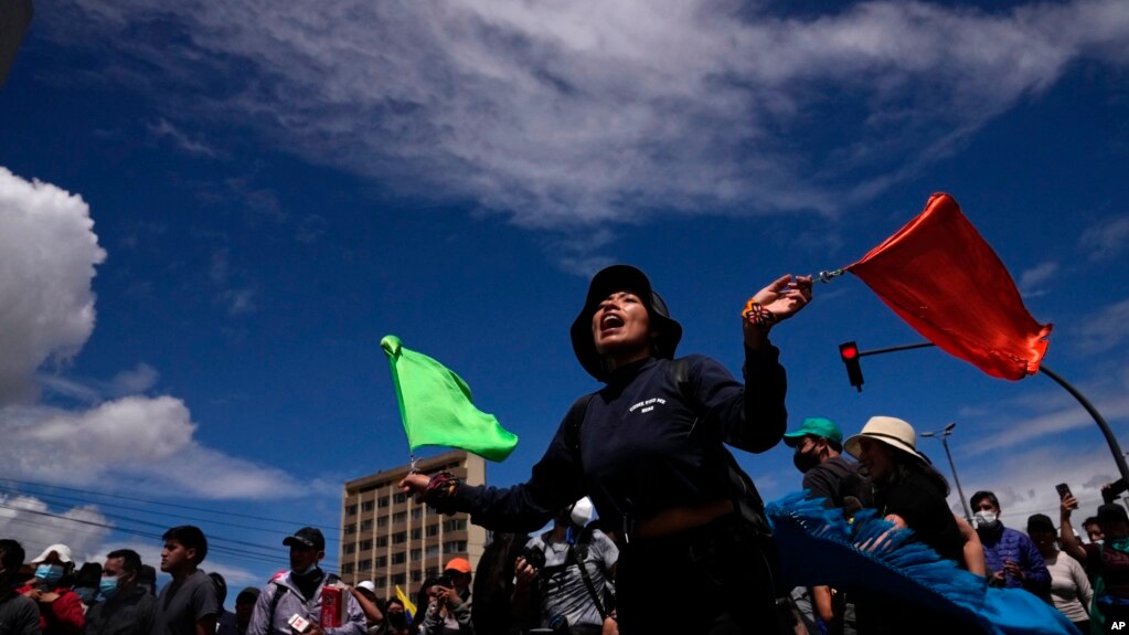 ARCHIVO - Estudiantes se suman a mujeres indígenas en una marcha en apoyo a las protestas y el paro nacional contra el gobierno del presidente Guillermo Lasso, a las afueras de la Universidad de Central, en Quito Ecuador, el 25 de junio de 2022. 