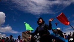 Estudiantes se suman a mujeres indígenas en una marcha en apoyo a las protestas y el paro nacional contra el gobierno del presidente Guillermo Lasso, a las afueras de la Universidad de Central, en Quito, el 25 de junio de 2022. 