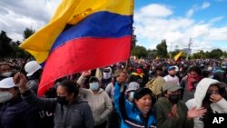 Los manifestantes se reúnen para mostrar su apoyo a las recientes protestas y el paro nacional contra el gobierno del presidente Guillermo Lasso, cerca de la Asamblea Nacional, en Quito, Ecuador, el sábado 25 de junio de 2022. (Foto AP/Dolores Ochoa)