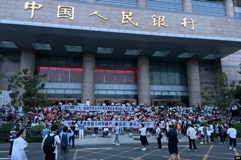 在河南郑州中国人民银行支行前储户们抗议银行冻结存款与官员腐败。（2022年7月10日）(photo:VOA)