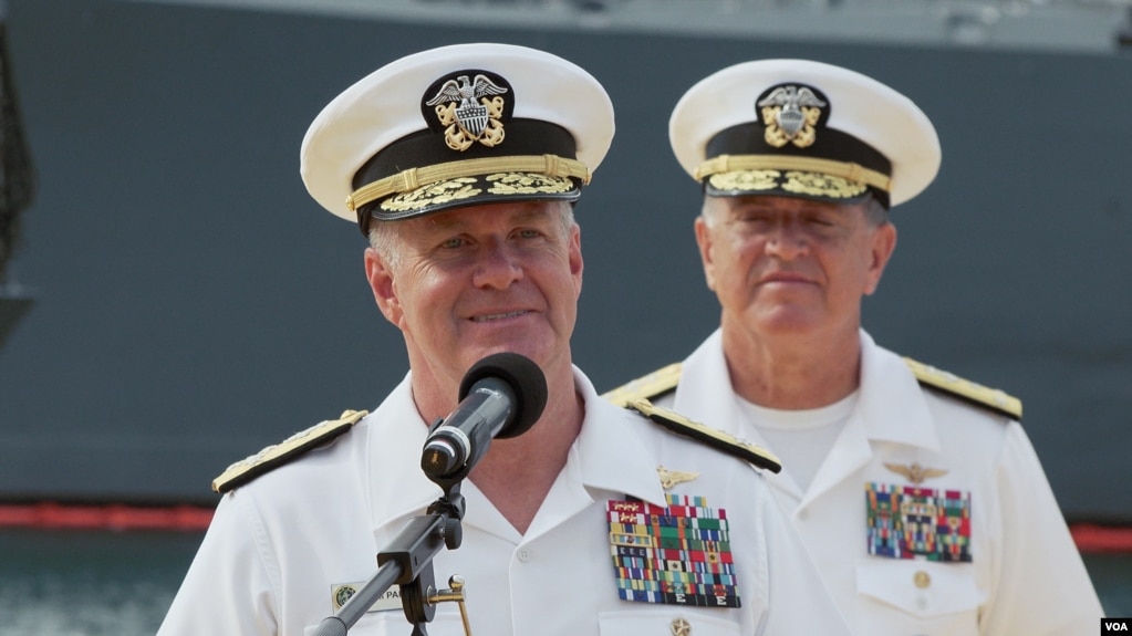 美军太平洋舰队正司令塞缪尔·帕帕罗上将（左）7月9日在“环太军演”记者会上。(美国之音记者刘恩民摄）(photo:VOA)