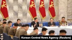김정은(가운데) 북한 국무위원장이 22일 노동당 중앙군사위원회 제8기 제3차 확대회의를 주재하고 있다. 조선중앙통신 보도 사진.