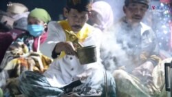 Հազարավոր հինդու հավատացյալներ բարձրանում են Ինդոնեզիայի գործող հրաբխի վրա՝ դարավոր կրոնական արարողության համար