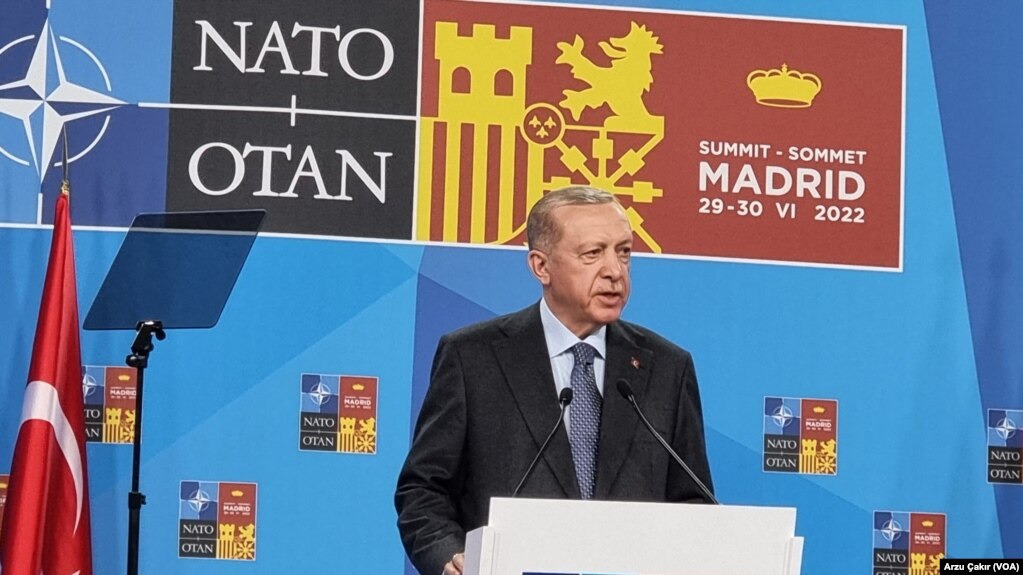 레제프 타이이프 에르도안 터키 대통령이 30일 스페인 마드리드에서 북대서양조약기구(NATO·나토) 정상회의 결산 회견을 하고 있다.