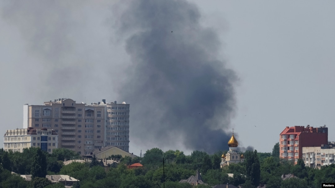 Asap mengepul di Donetsk, Ukraina timur akibat serangan artileri, Rabu 6 Juli 2022. Perang di Ukraina tampaknya masih akan terus berlanjut. 