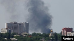 Asap mengepul di Donetsk, Ukraina timur akibat serangan artileri, Rabu 6 Juli 2022. Perang di Ukraina tampaknya masih akan terus berlanjut. 