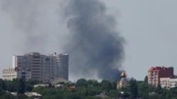 Asap mengepul di Donetsk, Ukraina timur akibat serangan artileri, Rabu 6 Juli 2022. Perang di Ukraina tampaknya masih akan terus berlanjut. 