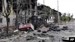 تصویری از ساختمان‌های مسکونی تخریب‌شده در لیسچانسک، اوکراین. ٣ ژوئیه ٢٠٢٢