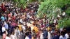 Massa membawa jenazah pria Hindu untuk dikremasi, sehari setelah dua pria Muslim memposting video yang mengklaim bertanggung jawab atas pembunuhannya, di Udaipur di negara bagian barat laut Rajasthan, India, 29 Juni 2022. (REUTERS/Stringer)
