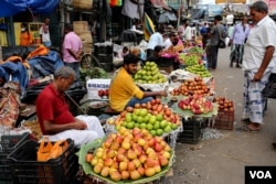 A fruit market in Kolkata. In such a street-side market almost all vendors use single-use plastic carry bags to sell fruits. (Shaikh Azizur Rahman/VOA)