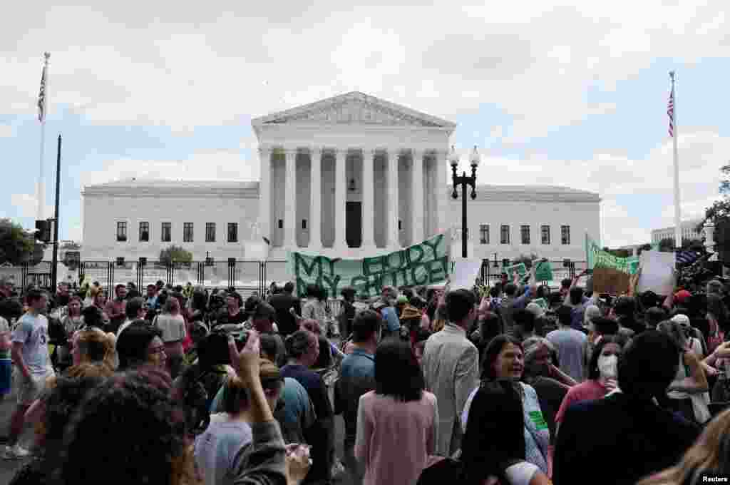 Los manifestantes se reúnen frente a la Corte Suprema de Estados Unidos.