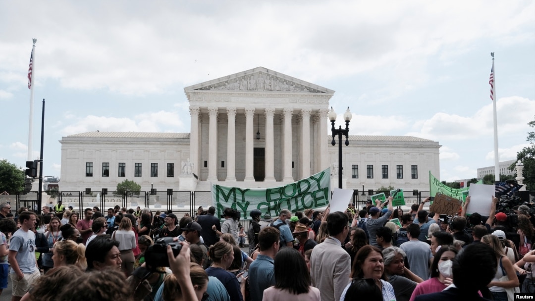 Los manifestantes se reúnen frente a la Corte Suprema de los EEUU mientras el tribunal dictamina en el caso de aborto Dobbs contra la Organización de Salud de la Mujer, anulando la histórica decisión sobre el aborto Roe contra Wade en Washington, el 24 de junio de 2022. REUTERS