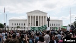 Los manifestantes se reúnen frente a la Corte Suprema de los EEUU mientras el tribunal dictamina en el caso de aborto Dobbs contra la Organización de Salud de la Mujer, anulando la histórica decisión sobre el aborto Roe contra Wade en Washington, el 24 de junio de 2022. REUTERS