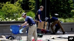Miembros del equipo de respuesta a pruebas del FBI retiran pertenencias personales un día después de un tiroteo masivo en el centro de Highland Park, Illinois, el martes 5 de julio de 2022.