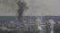 El humo y la suciedad se elevan desde la ciudad de Severodonetsk durante los combates entre las tropas ucranianas y rusas en la región de Donbás, en el este de Ucrania, el 14 de junio de 2022, en medio de la invasión rusa de Ucrania. (Foto de ARIS MESSINIS / AFP)