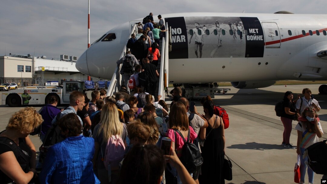 Ukrajinske izbeglice ukrcavaju se u avion za Kanadu, Varšava, 4. jula 2022.