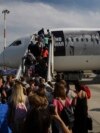 Ukrajinske izbjeglice ukrcavaju se u avion za Kanadu, Varšava, 4. jula 2022.