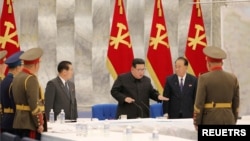 ARHIVA - Severnokorejski lider Kim Džong Un sa vojnim zvaničnicima (Foto: KCNA)