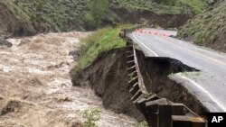 El nivel alto del agua en el río Gardiner a lo largo de la entrada norte del Parque Nacional Yellowstone en Montana arrasó parte de una carretera el lunes 13 de junio de 2022. (Servicio de Parques Nacionales vía AP)