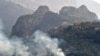 De la fumée s'élève alors qu'un incendie brûle une forêt près d'une ville de montagne dans la région d'Ait Daoud, dans le nord de l'Algérie, le 13 août 2021.