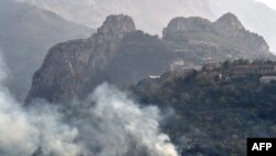 De la fumée s'élève alors qu'un incendie brûle une forêt près d'une ville de montagne dans la région d'Ait Daoud, dans le nord de l'Algérie, le 13 août 2021.