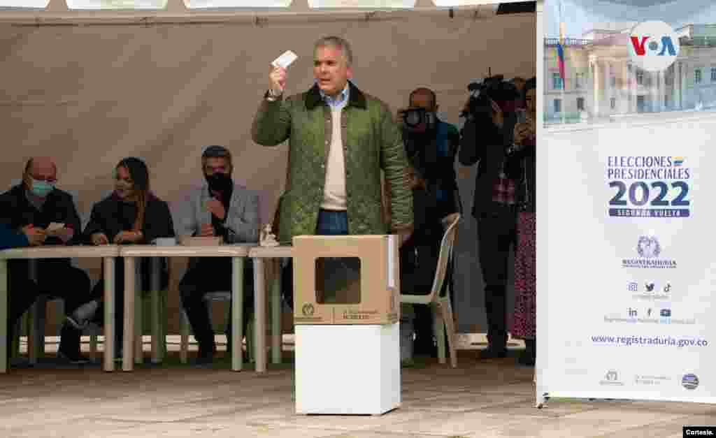 El actual presidente Iván Duque, que no puede postularse nuevamente, emitió su voto cerca de la presidencia en Bogotá, marcando el inicio oficial de la votación. [ Foto cortesía presidencia Colombia].