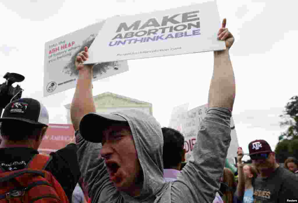 &quot;Hagan el aborto impensable&quot;, dice un cartel que levanta un hombre a las afueras de la Corte Suprema.&nbsp;