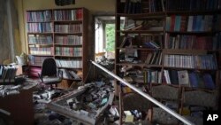 Uništena biblioteka u školi u kojoj je trebalo da se održi svečana dodela diploma pod nazivom Poslednje školsko zvono u Harkovu, Ukrajina, u četvrtak, 2. juna 2022. (AP Photo/Andrii Marienko)