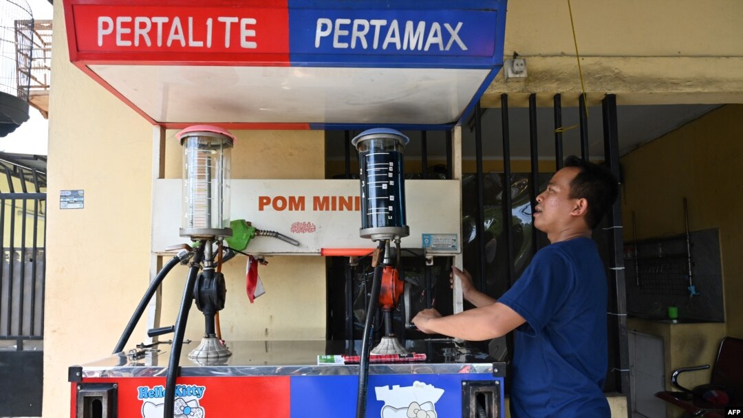 Seorang petugas pompa bensin di sebuah SPBU Jakarta, 29 Mei 2022. (Foto: ADEK BERRY / AFP)
