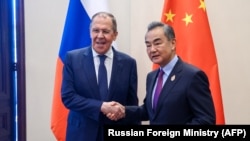 세르게이 라브로프(왼쪽) 러시아 외무장관과 왕이 중국 외교담당 국무위원 겸 외교부장 (자료사진)