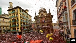 Juerguistas esperan el lanzamiento del "Chupinazo", que inaugura las fiestas de San Fermín 2022 en Pamplona, España, el 6 de julio de 2022. 