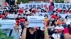 在中国河南一些农村银行前抗议银行冻结存款的数千名储户。（2022年7月10日）