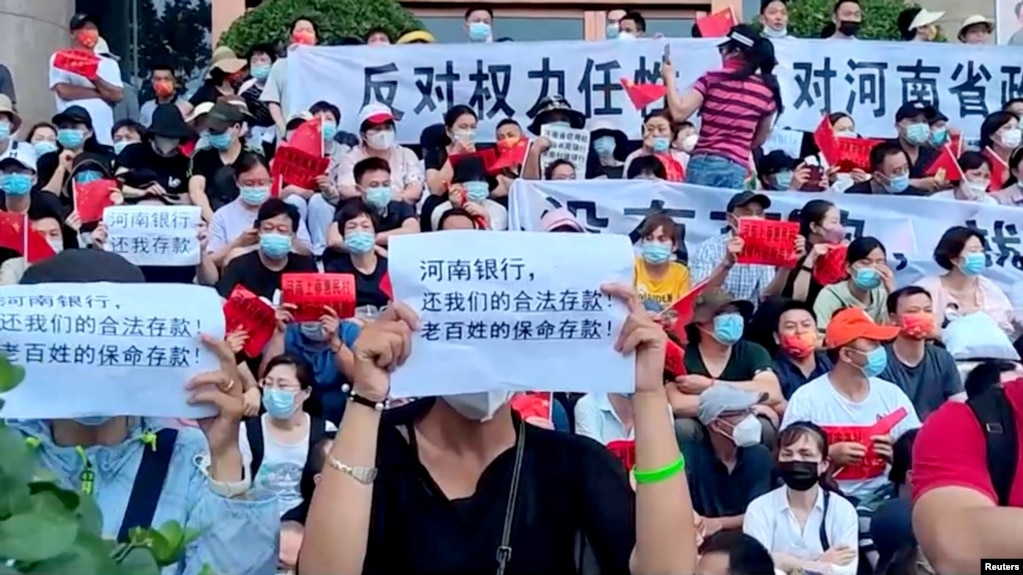 在中国河南一些农村银行前抗议银行冻结存款的储户们。（2022年7月10日）(photo:VOA)