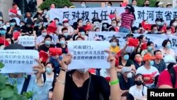 在中国河南一些农村银行前抗议银行冻结存款的储户们。（2022年7月10日）