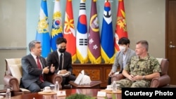 사무엘 파파로 미 태평양함대사령관(오른쪽)이 21일 서울에서 이종섭 한국 국방장관과 만났다. 사진=한국 국방부.