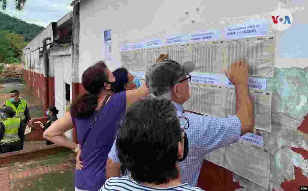 Los votantes verifican en qué mesa deben votar, en el Colegio Antonio Nariño, en Villavicencio (Meta). [Foto Jairo Chacón].