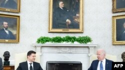 Rais wa Marekani Joe Biden (R) akiwa na Rais wa Ukraine Volodymyr Zelensky katika picha iliyochukuliwa Septemba Mosi 2021 Washington