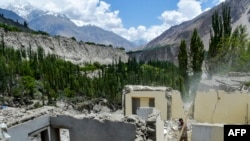 گلگت بلتستان میں ایک گلیشیائی جھیل کے پھٹنے سے ہونے والی تباہی کا ایک منظر، فوٹو اے ایف پی