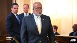 Anggota DPR AS Bennie Thompson (kanan) yang mengetuai komite penyelidikan Serangan 6 Januari di Gedung Capitol, berjalan meninggalkan ruang sidang pada hari pertama persidangan tentang serangan tersebut di Gedung Capitol, Washington, pada 9 Juni 2022. (Foto: AFP/Mandel Ngan)