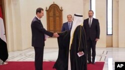وحید معلم سیار، سفیر بحرین در سوریه، در حال تقدیم کردن استوارنامه خود به بشار اسد، رئیس جمهوری سوریه، در دمشق. یکشنبه ١٩ ژوئن ٢٠٢٢
