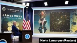 Президент США Джо Байден во время просмотра первых изображений с Космического телескопа Уэбба в Белом доме в Вашингтоне, США, 11 июля 2022 года