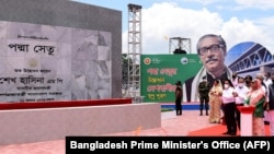 শনিবার (২৫ জুন) পদ্মা সেতুর উদ্বোধন করলেন বাংলাদেশের প্রধানমন্ত্রী শেখ হাসিনা।