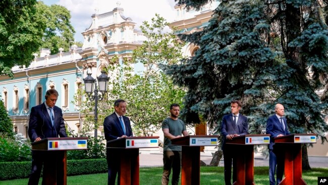 From left, Romanian President Klaus Iohannis, Prime Minister of Italy Mario Draghi, Ukraine President Volodymyr Zelenskyy, France's President Emmanuel Macron and German Chancellor Olaf Scholz attend a press conference in Kyiv, Thursday, June 16, 2022.